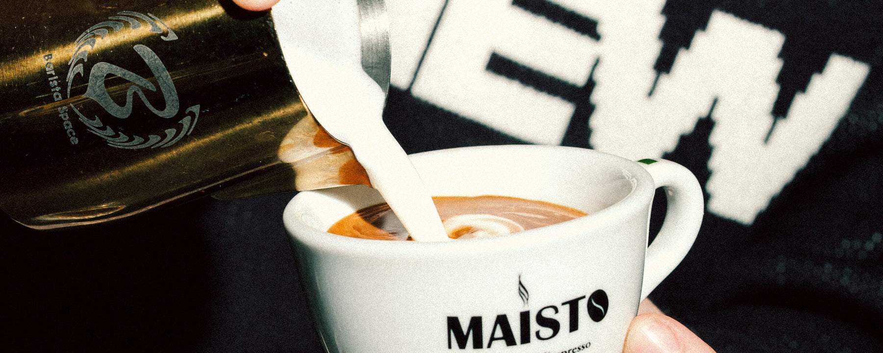 Frisch geröstete Specialty-Kaffeebohnen werden in die Mühle gefüllt