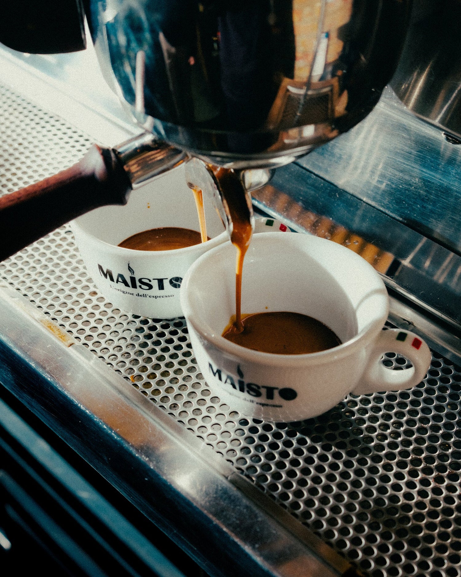 Espresso läuft in Maisto Espressotassen