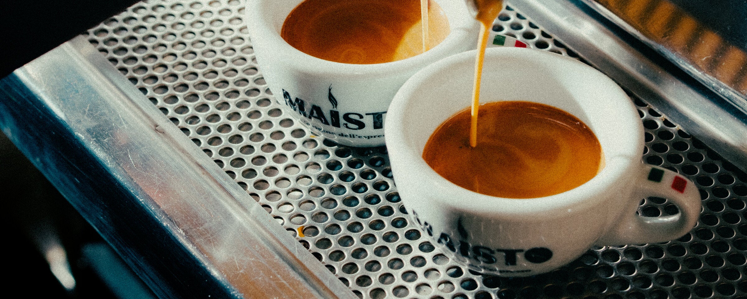 Zwei Espressi mit haselnussbrauner Crema in Maisto Tassen