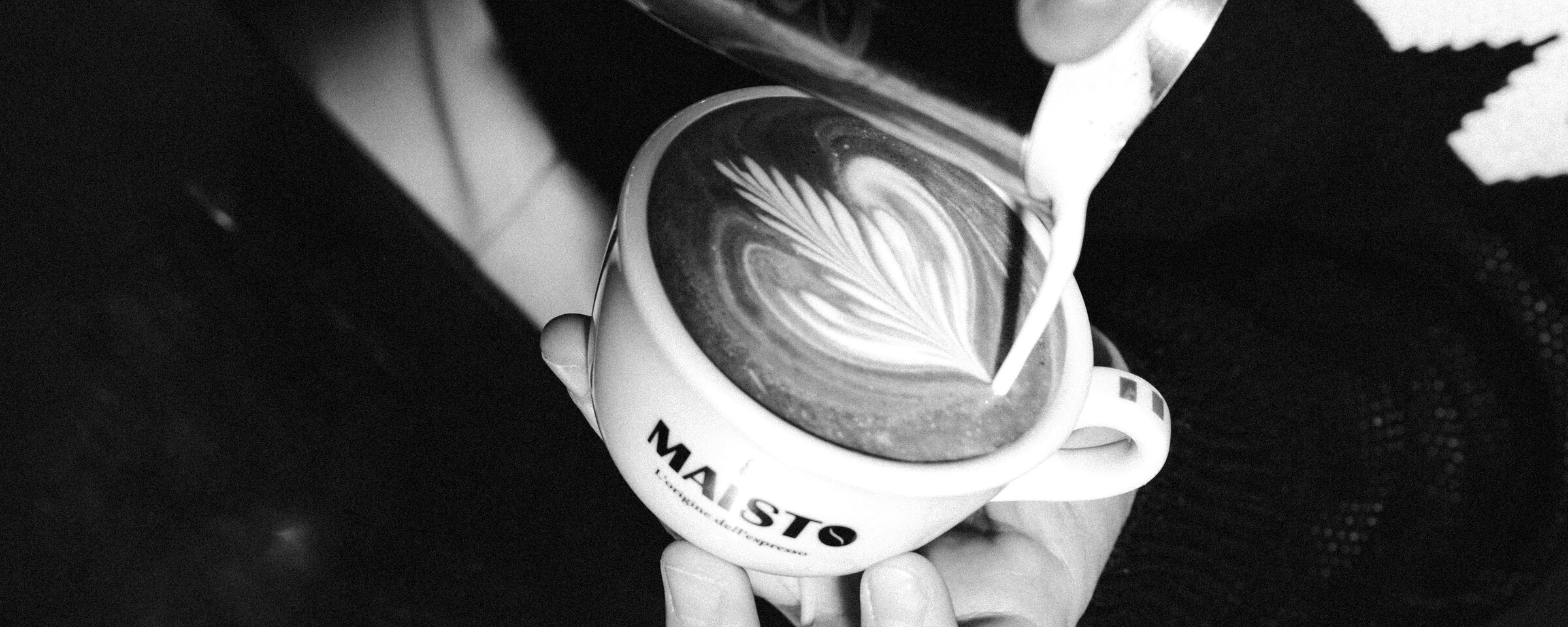 Latte Art in einer Maisto Caffé Tasse