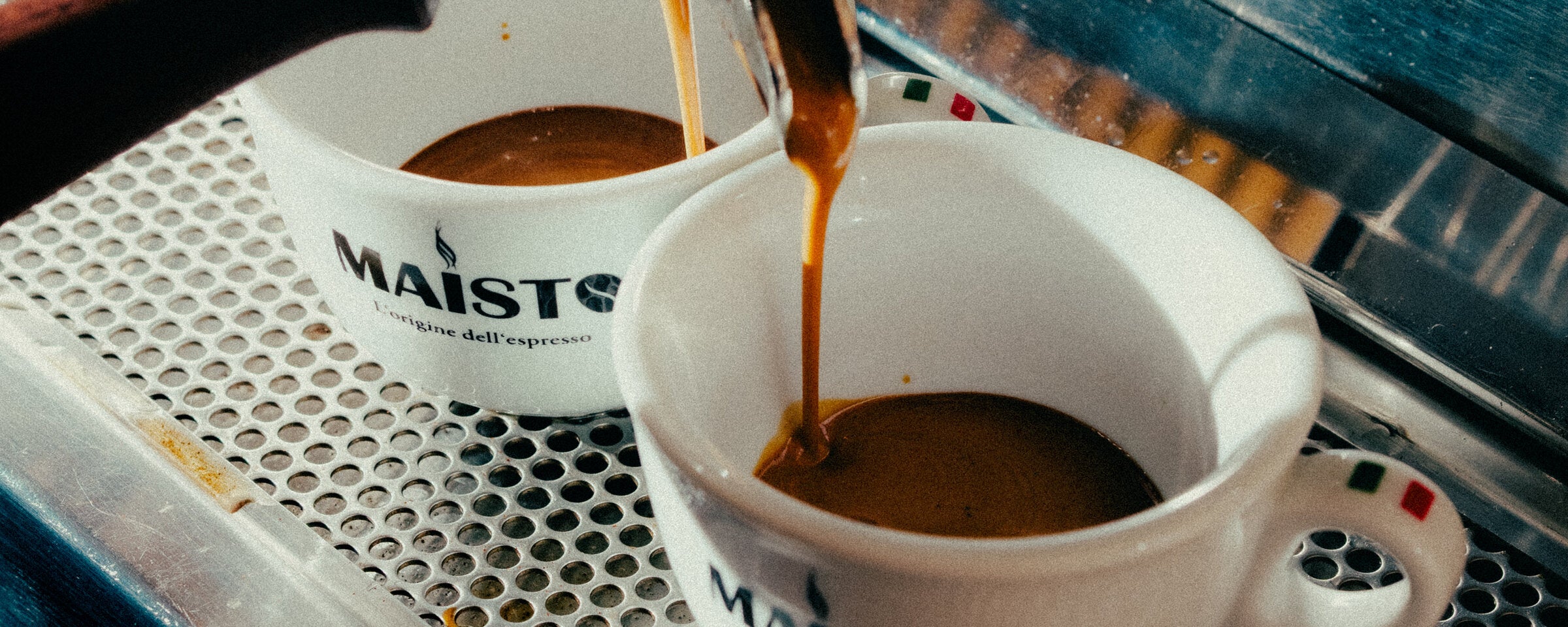 Espresso läuft mit dichter Crema in eine Maisto Espressotasse