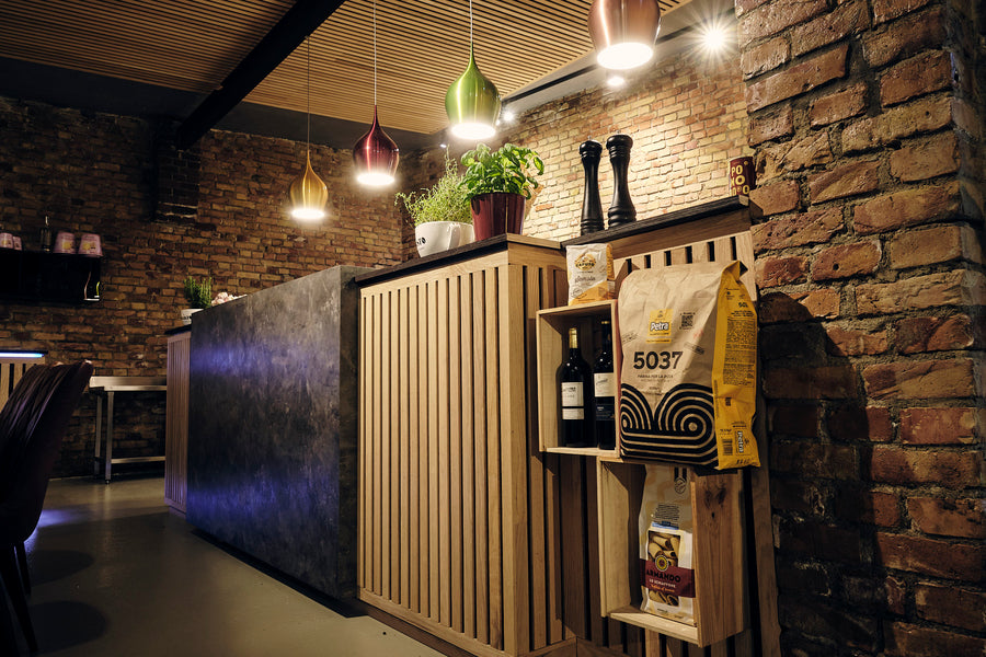Holztheke mit Regal im Maisto Caffè