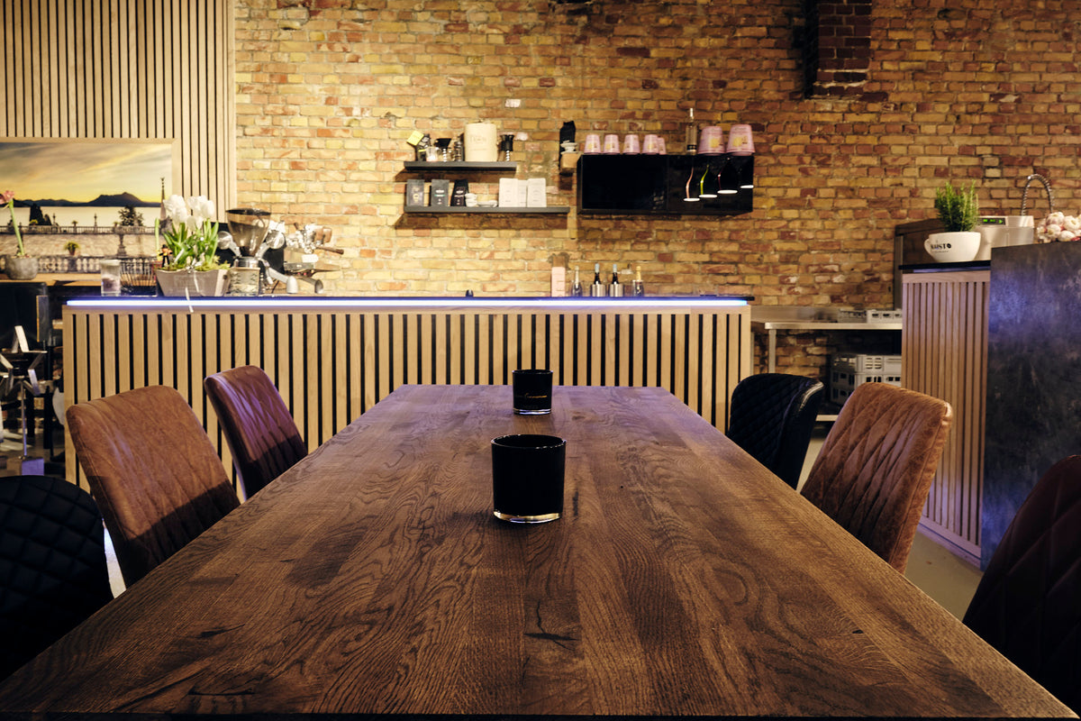 Langer Holztisch im Maisto Caffè
