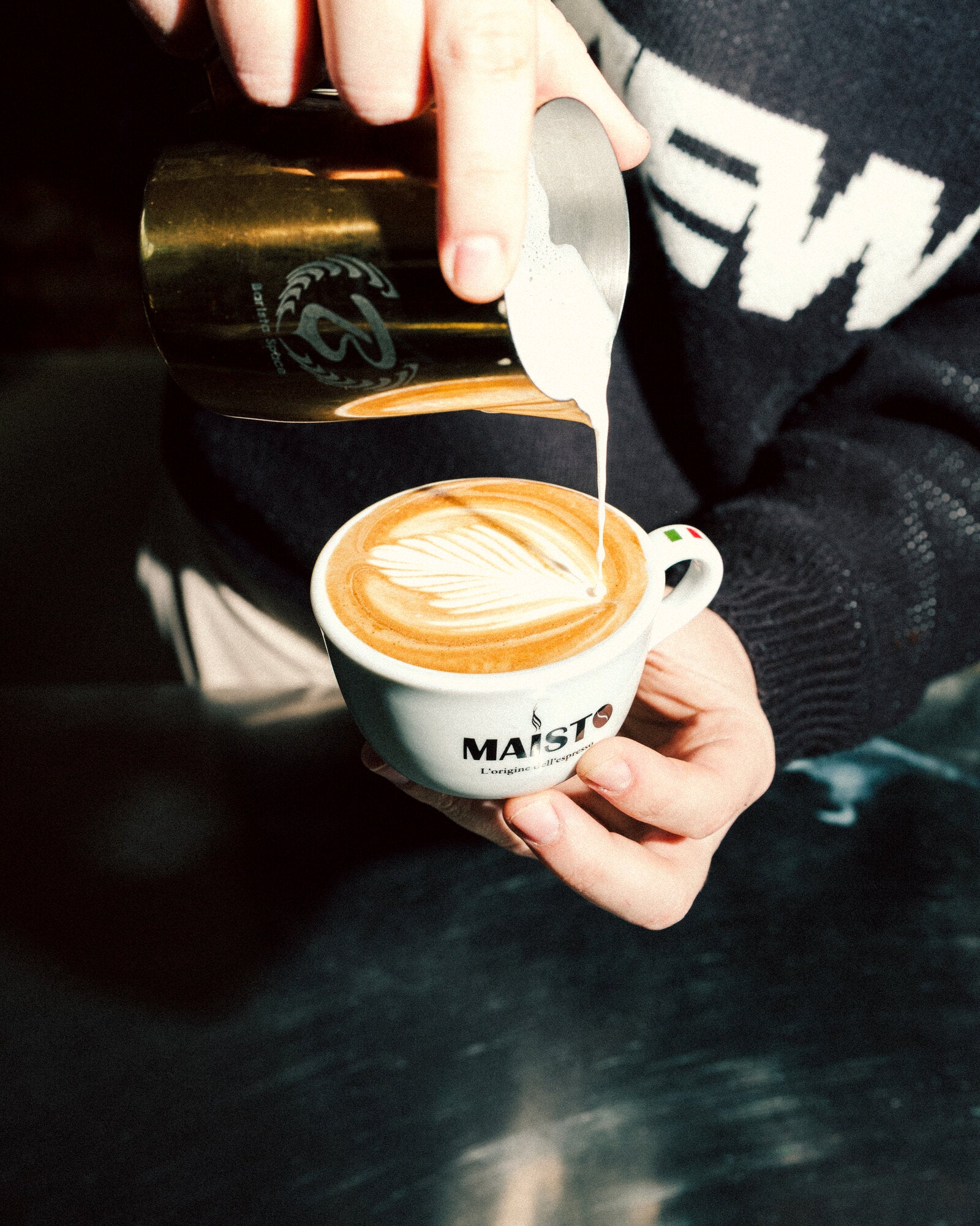 Cappuccino mit Latte Art in der Maisto Caffé Tasse