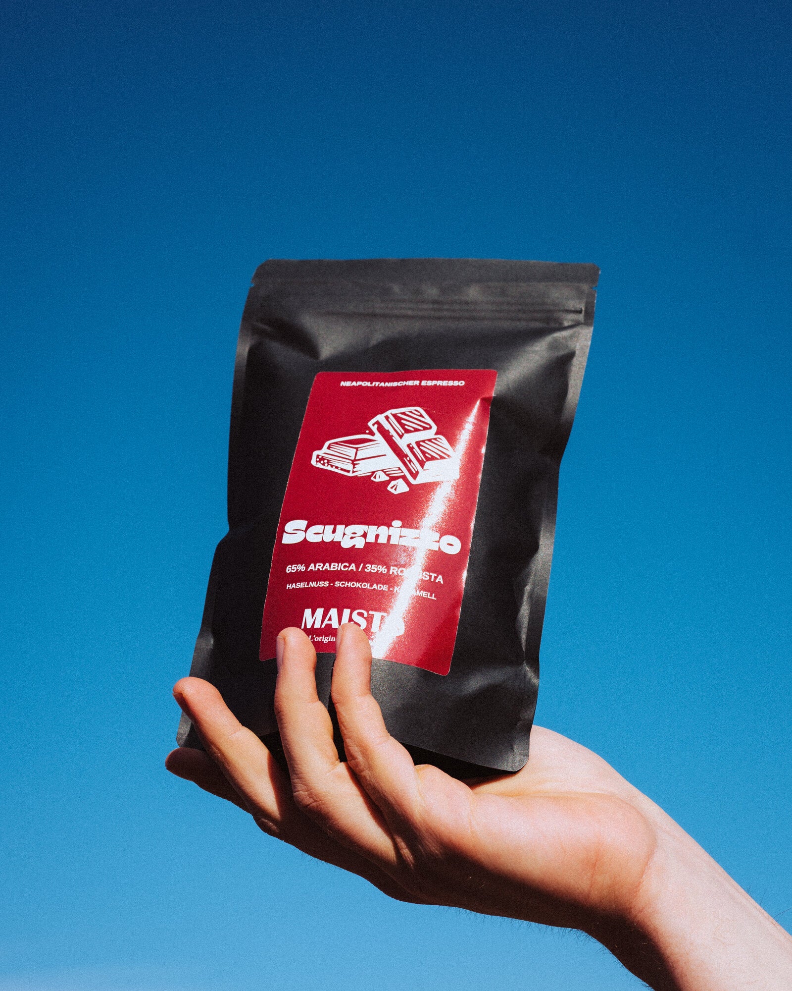 Scugnizzo Kaffeebohnen 1kg Tüte von Maisto Caffé vor blauem Himmel